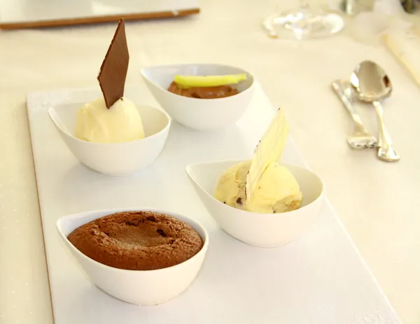 Dessert de crème glacée fine avec gâteau au chocolat — Photo