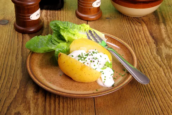 Aardappel met kwark en salade — Stockfoto