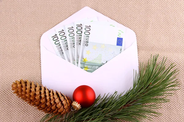 Quinhentos euros em envelope com deco de Natal — Fotografia de Stock