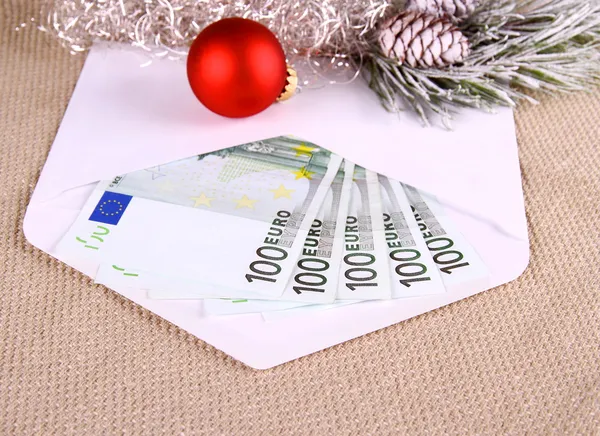 Christmas bonus as five hundred euro in envelope and decor — Stock Photo, Image