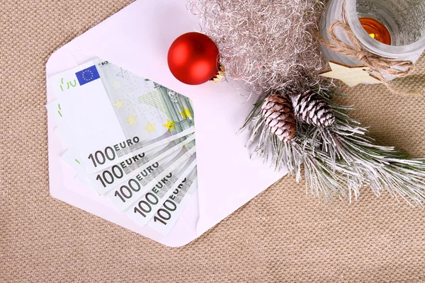 Cinq cents euros d'argent dans une enveloppe avec décor de Noël — Photo