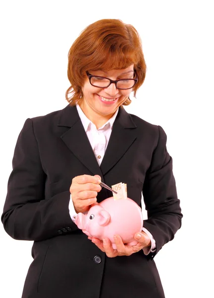 Empresária tirando cinquenta euros com pinças porquinho banco — Fotografia de Stock