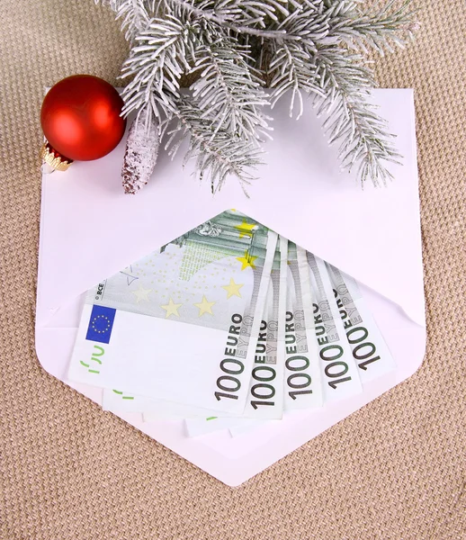 Christmas bonus - five hundred euro in envelope and decor — Stock Photo, Image