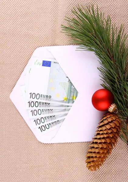 Christmas bonus, five hundred euro in envelope and decor — Stock Photo, Image