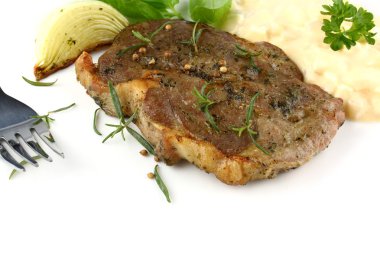 Patates salatası ve otlar ızgara biftek