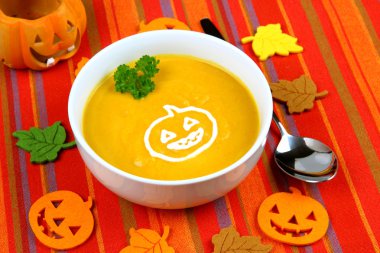 Sonbahar dekorasyonu ile balkabağı çorbası