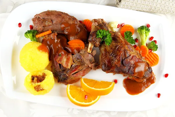 Carne de coelho assada com bolinhos de batata e legumes — Fotografia de Stock