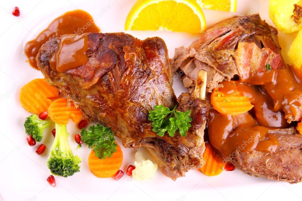 Rabbit pan with vegetables and potato dumplings