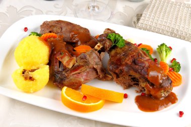 Kızarmış tavşan etli sebze ve patates köfte