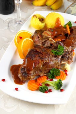 Kızarmış tavşan etli sebze ve patates köfte
