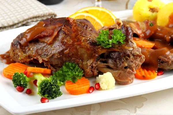 Carne de coelho selvagem assada com bolinhos de batata e legumes — Fotografia de Stock