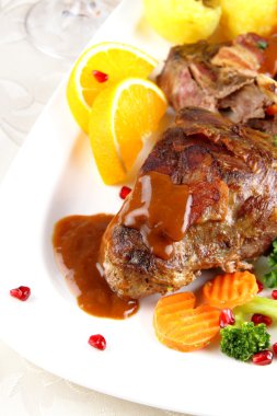 Kızarmış tavşan etli sebze ve patates köfte