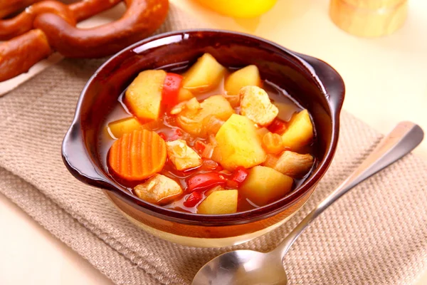 Guiso de verduras con pollo y patata — Foto de Stock