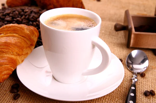 Café em xícara branca e croissant — Fotografia de Stock