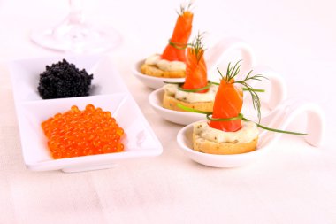 lachsrollchen havyar ile beyaz ekmek üzerinde füme