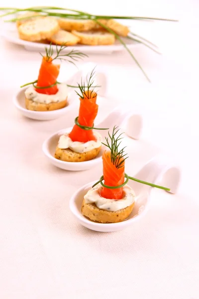 Räucherlachsrollchen auf Weißbrot — Stockfoto