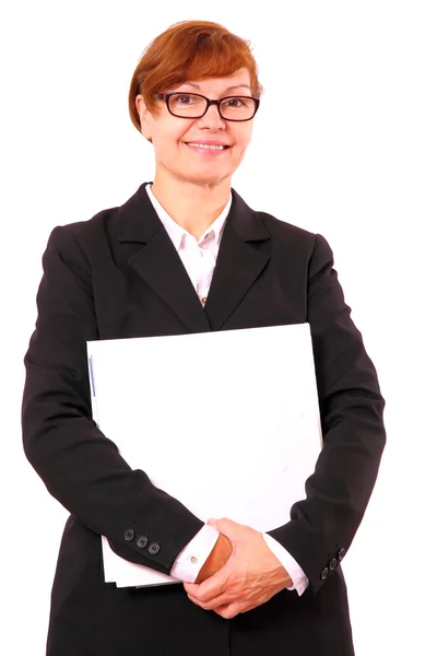 Зрелая рыжая деловая женщина с белой офисной папкой — стоковое фото