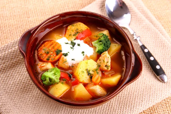 Ragoût de légumes avec poulet, pomme de terre et crème sure — Photo