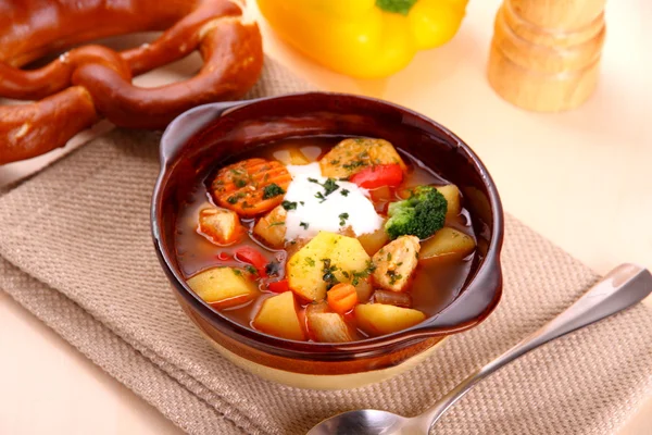 Vegetable stew with chicken and potato, pretzel — Stock Photo, Image