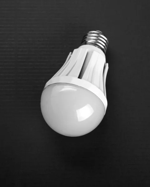 Moderne LED-Lampe auf schwarzem Hintergrund — Stockfoto