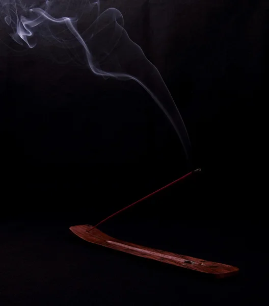 Weihrauch und geheimnisvoller Rauch auf schwarzem Hintergrund — Stockfoto