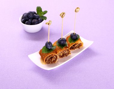 Kıyılmış et ile doldurulmuş krep rulo parmak gıda