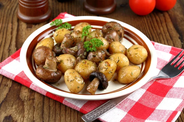 Champiñones marrones con patata de romero y tenedor —  Fotos de Stock