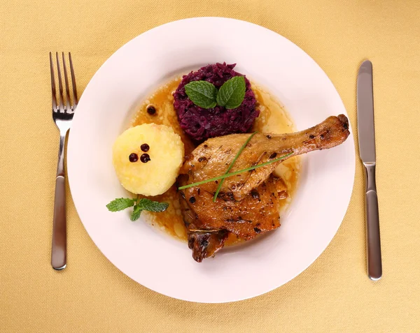 Duck leg with potato dumplings, red cabbage and gravy — Stock Photo, Image