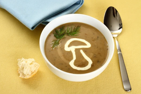 Sopa de creme de cogumelos preciosa com pão — Fotografia de Stock