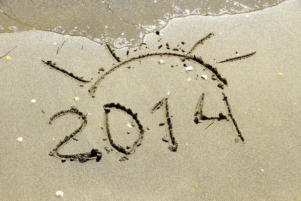 Inscripción 2014 en la playa de arena de mar — Foto de Stock