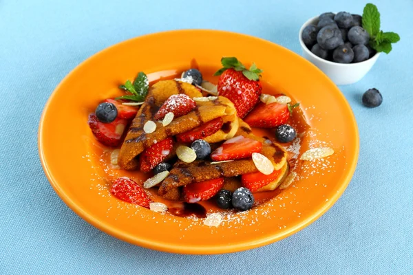 Two pancakes hearts with strawberry, blueberries — Stock Photo, Image