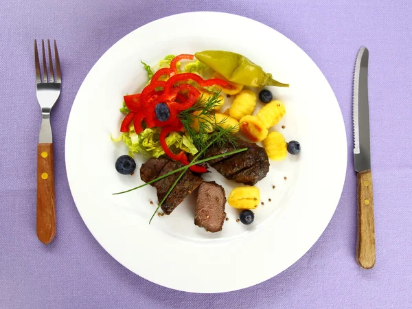 Bife de cordeiro com nhoque, pimentas vermelhas e especiarias — Fotografia de Stock