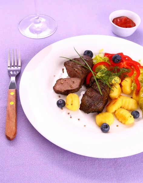 Bife de cordeiro com nhoque, legumes e molho — Fotografia de Stock