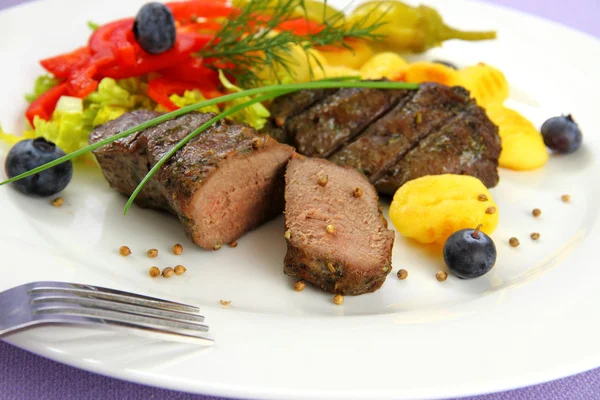 Lam biefstuk met gnocchi, rode pepers en specerijen — Stockfoto