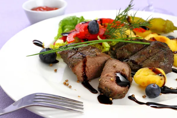 Bife de cordeiro com molho de batata, legumes e balsâmico — Fotografia de Stock