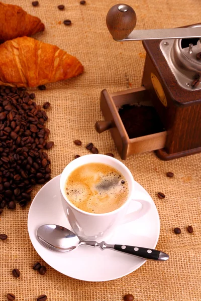 Café em copo branco e moinho de café — Fotografia de Stock