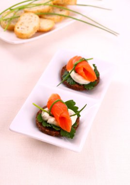 füme somon roll çavdar ekmeği ve remoulade