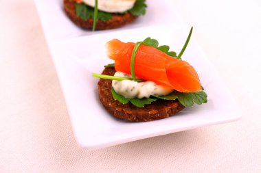 füme somon roll çavdar ekmeği ile remoulade