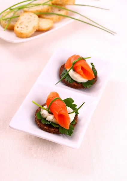 Smoked salmon roll on pumpernickel bread and remoulade — Stock Photo, Image