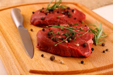 baharatlar ve çelik bıçak iki sulu biftek biftek