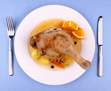 ördek bacak kızarmış lahana, patates ve et suyu ile