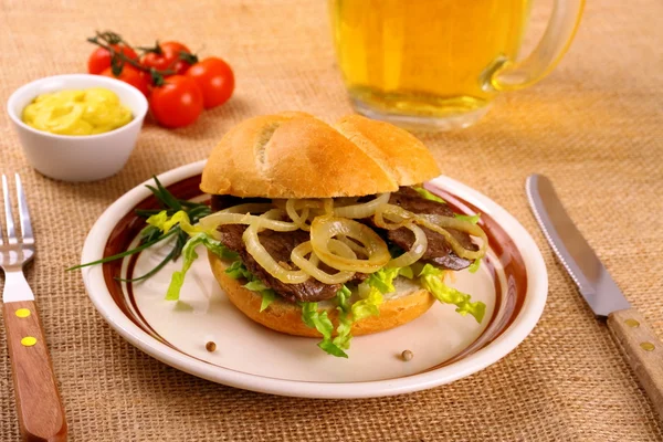 Ochsen semmel - bun içinde soğan halkası ile ızgara biftek — Stok fotoğraf