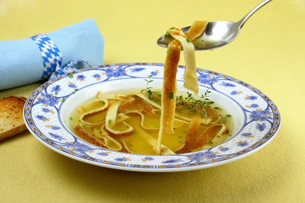 Sopa de panqueca em prato azul, comendo — Fotografia de Stock