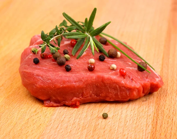 Steak sapi lezat dengan rempah-rempah dan rempah-rempah — Stok Foto