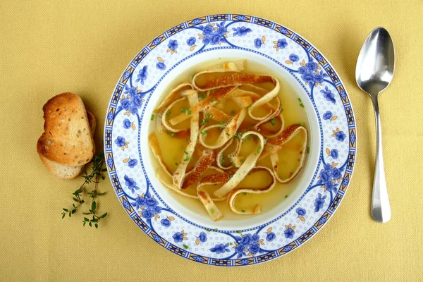 Суп з млинців у блакитній тарілці з хлібом — стокове фото