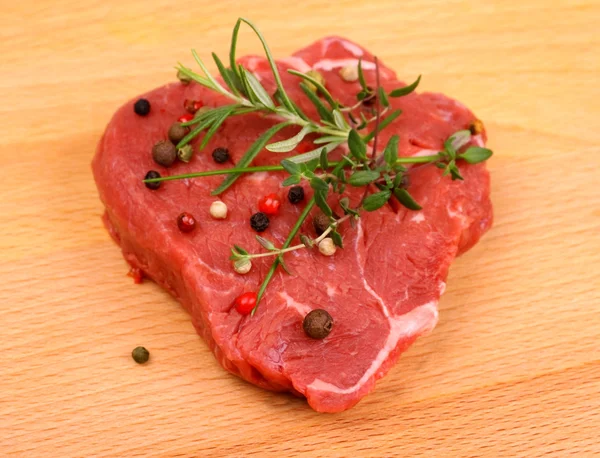 Šťavnatý hovězí steak s kořením a bylinkami — Stock fotografie