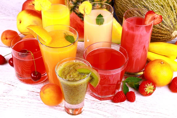 Jus de fruits avec kiwi, abricot, cerise, pastèque, mandarine et poire — Photo