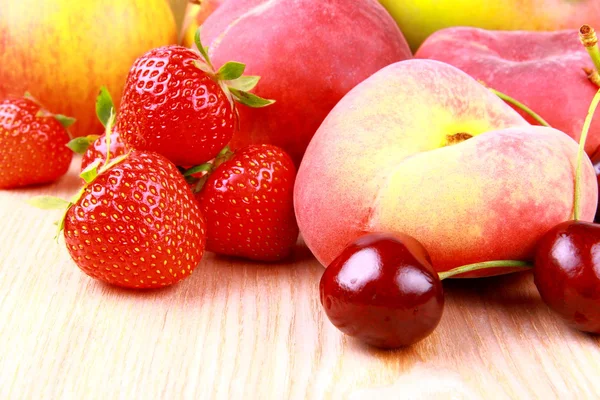 Strawberries, platt peach, cherries, lemon and mango — Stock Photo, Image