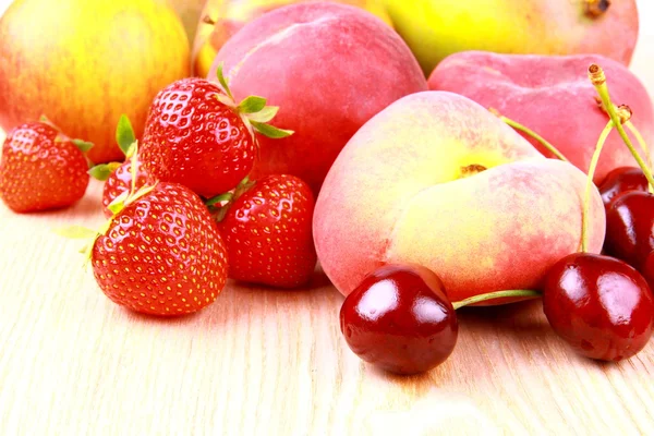 Platt peach, cherries, strawberries, lemon and mango — Stock Photo, Image
