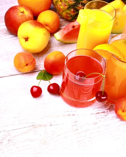 Sok z wiśni, moreli i pomarańczowe owoce — Zdjęcie stockowe
